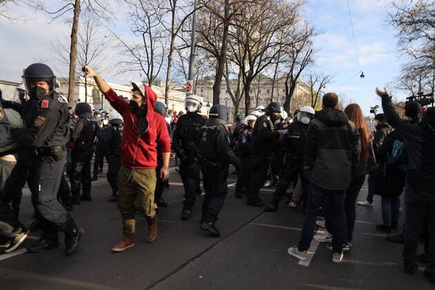 DEMO demonstration against Corona measures Vienna, Ring, 20 11 2021 demonstrators try to provoke police