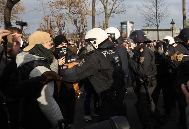 DEMO demonstration against Corona measures Vienna, Ring, 20 11 2021 demonstrators try to provoke police