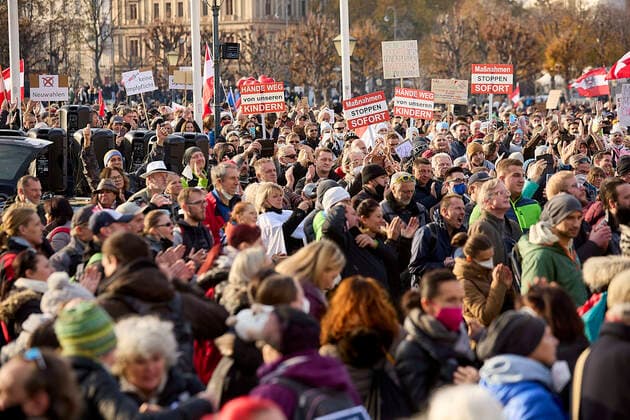 - Wien 20.11.2021 - Coronavirus Krise - Zwei Tage vor dem 4. Österreich weiten Lockdown und der für Februar angekündigten Impfpflicht waren heute, allein in Wien, über 10 Demonstrationen gegen die Coronamaßnehmen der Regierung angemeldet. Auch die Freiheitliche Partei (FPÖ) zählt zu den Organisatoren. Es galt eine FFP2-Maskenpflicht. Die Polizei war mit einem Grossaufgebot von rund 1.300 Polizisten im Einsatz. PHOTO: Die Demonstratnten auf dem Heldenplatz in der Wiener Innenstadt. Vienna, Austria - Coronavirus Crisis - Two days before the 4th Austria-wide lockdown and the mandatory vaccination announced for February, over 10 demonstrations against the government s corona measures were registered today, in Vienna alone. The Freedom Par 
