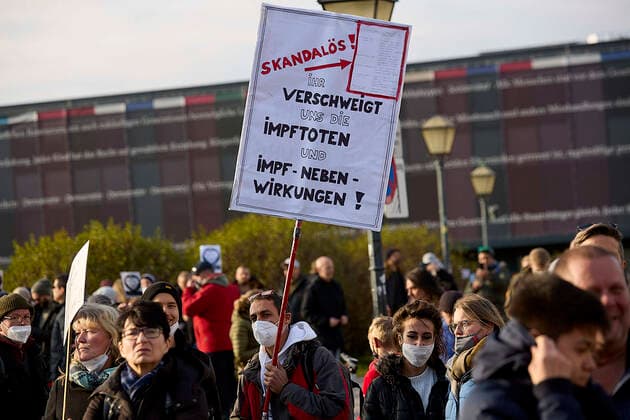 - Wien 20.11.2021 - Coronavirus Krise - Zwei Tage vor dem 4. Österreich weiten Lockdown und der für Februar angekündigten Impfpflicht waren heute, allein in Wien, über 10 Demonstrationen gegen die Coronamaßnehmen der Regierung angemeldet. Auch die Freiheitliche Partei (FPÖ) zählt zu den Organisatoren. Es galt eine FFP2-Maskenpflicht. Die Polizei war mit einem Grossaufgebot von rund 1.300 Polizisten im Einsatz. PHOTO: Die Demonstratnten auf dem Heldenplatz in der Wiener Innenstadt. Vienna, Austria - Coronavirus Crisis - Two days before the 4th Austria-wide lockdown and the mandatory vaccination announced for February, over 10 demonstrations against the government s corona measures were registered today, in Vienna alone. The Freedom Par 