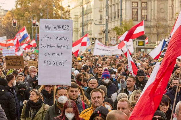 - Wien 20.11.2021 - Coronavirus Krise - Zwei Tage vor dem 4. Österreich weiten Lockdown und der für Februar angekündigten Impfpflicht waren heute, allein in Wien, über 10 Demonstrationen gegen die Coronamaßnehmen der Regierung angemeldet. Auch die Freiheitliche Partei (FPÖ) zählt zu den Organisatoren. Es galt eine FFP2-Maskenpflicht. Die Polizei war mit einem Grossaufgebot von rund 1.300 Polizisten im Einsatz. PHOTO: Die tausenden Demonstratnten auf dem Opernring in der Wiener Innenstadt. Vienna, Austria - Coronavirus Crisis - Two days before the 4th Austria-wide lockdown and the mandatory vaccination announced for February, over 10 demonstrations against the government s corona measures were registered today, in Vienna alone. The Fre 