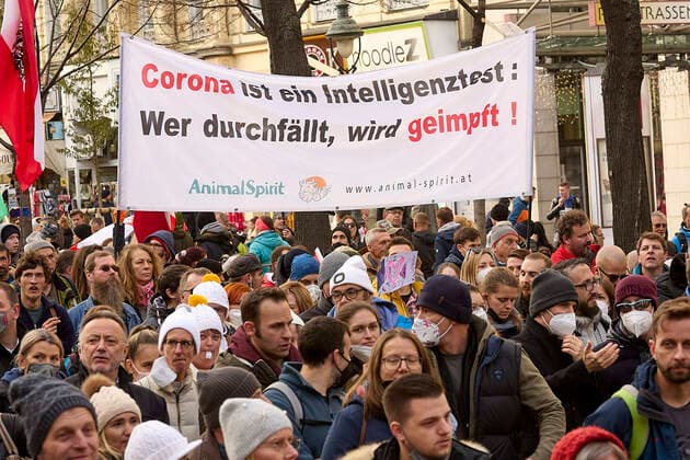 - Wien 20.11.2021 - Coronavirus Krise - Zwei Tage vor dem 4. Österreich weiten Lockdown und der für Februar angekündigten Impfpflicht waren heute, allein in Wien, über 10 Demonstrationen gegen die Coronamaßnehmen der Regierung angemeldet. Auch die Freiheitliche Partei (FPÖ) zählt zu den Organisatoren. Es galt eine FFP2-Maskenpflicht. Die Polizei war mit einem Grossaufgebot von rund 1.300 Polizisten im Einsatz. PHOTO: Die tausenden Demonstratnten auf dem Opernring in der Wiener Innenstadt. Vienna, Austria - Coronavirus Crisis - Two days before the 4th Austria-wide lockdown and the mandatory vaccination announced for February, over 10 demonstrations against the government s corona measures were registered today, in Vienna alone. The Fre 