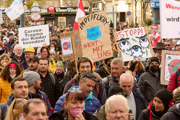 - Wien 20.11.2021 - Coronavirus Krise - Zwei Tage vor dem 4. Österreich weiten Lockdown und der für Februar angekündigten Impfpflicht waren heute, allein in Wien, über 10 Demonstrationen gegen die Coronamaßnehmen der Regierung angemeldet. Auch die Freiheitliche Partei (FPÖ) zählt zu den Organisatoren. Es galt eine FFP2-Maskenpflicht. Die Polizei war mit einem Grossaufgebot von rund 1.300 Polizisten im Einsatz. PHOTO: Die tausenden Demonstratnten auf dem Opernring in der Wiener Innenstadt. Vienna, Austria - Coronavirus Crisis - Two days before the 4th Austria-wide lockdown and the mandatory vaccination announced for February, over 10 demonstrations against the government s corona measures were registered today, in Vienna alone. The Fre 