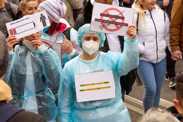 - Wien 20.11.2021 - Coronavirus Krise - Zwei Tage vor dem 4. Österreich weiten Lockdown und der für Februar angekündigten Impfpflicht waren heute, allein in Wien, über 10 Demonstrationen gegen die Coronamaßnehmen der Regierung angemeldet. Auch die Freiheitliche Partei (FPÖ) zählt zu den Organisatoren. Es galt eine FFP2-Maskenpflicht. Die Polizei war mit einem Grossaufgebot von rund 1.300 Polizisten im Einsatz. PHOTO: Die tausenden Demonstratnten auf dem Opernring in der Wiener Innenstadt. Vienna, Austria - Coronavirus Crisis - Two days before the 4th Austria-wide lockdown and the mandatory vaccination announced for February, over 10 demonstrations against the government s corona measures were registered today, in Vienna alone. The Fre 