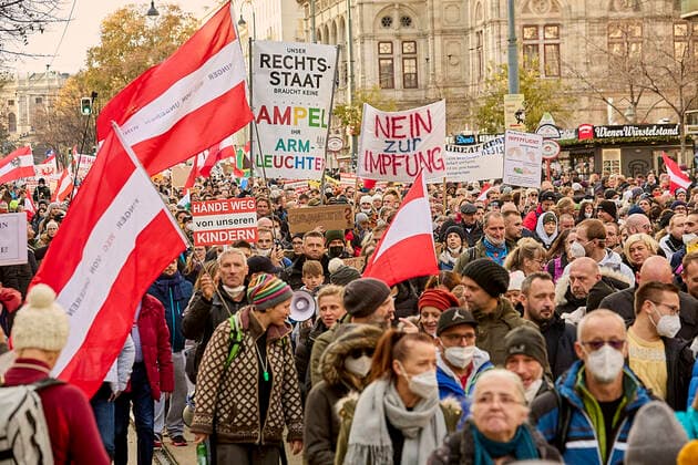 - Wien 20.11.2021 - Coronavirus Krise - Zwei Tage vor dem 4. Österreich weiten Lockdown und der für Februar angekündigten Impfpflicht waren heute, allein in Wien, über 10 Demonstrationen gegen die Coronamaßnehmen der Regierung angemeldet. Auch die Freiheitliche Partei (FPÖ) zählt zu den Organisatoren. Es galt eine FFP2-Maskenpflicht. Die Polizei war mit einem Grossaufgebot von rund 1.300 Polizisten im Einsatz. PHOTO: Die tausenden Demonstratnten auf dem Opernring in der Wiener Innenstadt. Vienna, Austria - Coronavirus Crisis - Two days before the 4th Austria-wide lockdown and the mandatory vaccination announced for February, over 10 demonstrations against the government s corona measures were registered today, in Vienna alone. The Fre 