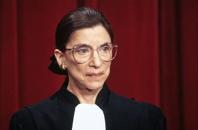 IMAGO ICONS: Ruth Bader Ginsburg Berühmte Feministinnen, Ruth Bader Ginsburg December 3, 1993, Washington, District of Columbia, USA: Associate Justice of the United States Supreme Court Ruth Bader Ginsburg as she poses for a Class Photo with all of the Justices of the United States Supreme Court, taken at the US Supreme Court in Washington, DC on December 3, 1993 Washington USA - ZUMAs152 19931203_zaa_s152_002 Copyright: xRonxSachsx