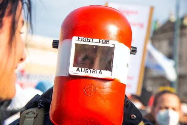 Austria Coronavirus Restrictions Protest 6700579 20.11.2021 A man attends a rally against COVID-19 lockdown and mandatory vaccination, in Vienna, Austria. Thousands of protesters have gathered in Austria?s capital after the government announced a nationwide lockdown to contain the quickly rising coronavirus infections and said vaccines would be made compulsory starting February 1. Stringer Sputnik Vienna Austria  Copyright: xStringerx