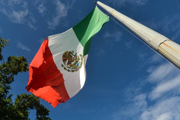 A Minimal Revolution Day Celebration In Valladolid Due To Covid-19 Pandemic The national flag of Mexico flying during the short ceremony of El Dia de la Revolucion (Revolution Day), a national holiday commemorating the beginning of the Mexican Revolution on November 20, 1910. Official Revolution Day celebrations have been canceled due to the Covid-19 pandemic. The city of Valladolid was the site of the first spark of the Mexican Revolution, also known as the Dzelkoop Plan, an uprising that began on June 4, 1910, by Maximiliano R. Bonilla and other leaders of the Independent Electoral Center and the Anti Reelectionist Front, against the dictatorship of President Porfirio Diaz. On Saturday, November 20, 2021, in Valladolid, Yucatan, Mexic Copyright: xArturxWidakx widak-revoluti211120_npt7c