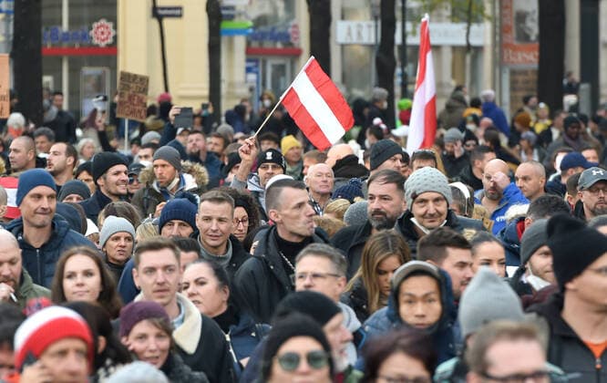 (211120) -- VIENNA, Nov. 20, 2021 -- People take part in a demonstration in Vienna, Austria, on Nov. 20, 2021. The demonstration against the COVID-19 measures took place in Vienna on Saturday. ) AUSTRIA-VIENNA-COVID-19-MEASURES-DEMONSTRATION GuoxChen 