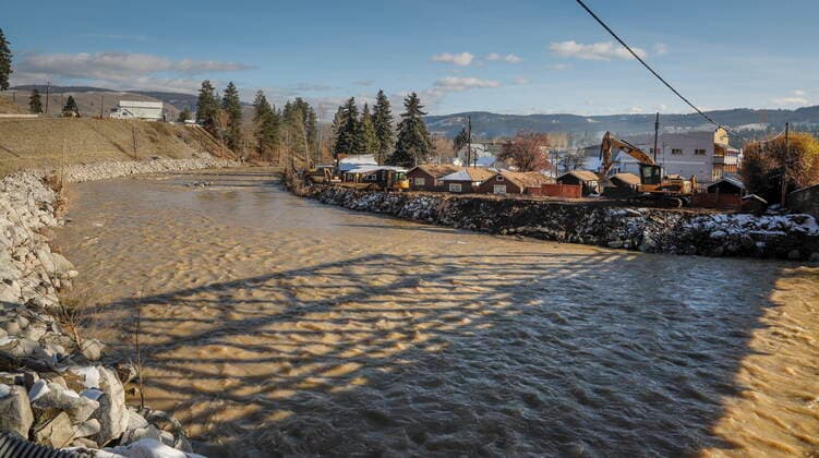 November 20, 2021, Princeton, BC, Canada: Dike repairs are under way along the Tulameen river as flood clean up continues in Princeton, B.C., Saturday, Nov. 20, 2021. Princeton Canada  - ZUMAc35_ 20211120_zaf_c35_050 Copyright: xJeffxMcintoshx
