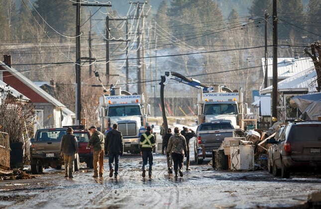 November 20, 2021, Princeton, BC, Canada: Volunteers go from house to house offering help cleaning up after flooding in Princeton, B.C., Saturday, Nov. 20, 2021. Princeton Canada  - ZUMAc35_ 20211120_zaf_c35_055 Copyright: xJeffxMcintoshx
