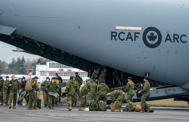 November 20, 2021, ABBOTSFORD, BC, Canada: Members of the Canadian Forces are seen arriving at the airport in Abbotsford, B.C., Saturday, Nov. 20, 2021. ABBOTSFORD Canada  - ZUMAc35_ 20211120_zaf_c35_066 Copyright: xJonathanxHaywardx
