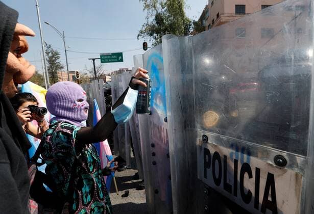 Members and supporters of the LGBT community confront police officers during a protest in the framework of the International Day of Trans Memory, in Mexico City, Mexico, 20 November 2021. The Mexican trans community demonstrated this Saturday, International Trans Memory Day, amid a wave of transphobic violence in the second country with the most hate murders in Latin America. Trans community in Mexico marches amid wave of transphobic violence !ACHTUNG: NUR REDAKTIONELLE NUTZUNG!  Copyright: xMarioxGuzmanx MEX7417 20211120-ddd4322a172a7349d8b99df00514e74936babe4a