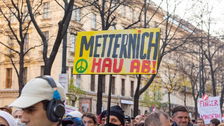 20211120 Demonstration against Corona Measures VIENNA, AUSTRIA - NOVEMBER 20: Participant(s) of the protests against the government s corona measures announced on November 19, on November 20, 2021 in Vienna, Austria. WIEN, OESTERREICH - 20. NOVEMBER: Teilnehmer (in-Inen) der Demonstrationen gegen von der Regierung am 19. November verkuendeten Corona-Maßnahmen am 20. November in Wien, Oesterreich. 211120_SEPA_17_087 Copyright: xIsabellexOuvrardx SEPAxMedia
