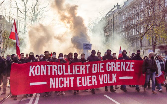 20211120 Demonstration against Corona Measures VIENNA, AUSTRIA - NOVEMBER 20: Participant(s) of the protests against the government s corona measures announced on November 19, on November 20, 2021 in Vienna, Austria. WIEN, OESTERREICH - 20. NOVEMBER: Teilnehmer (in-Inen) der Demonstrationen gegen von der Regierung am 19. November verkuendeten Corona-Maßnahmen am 20. November in Wien, Oesterreich. 211120_SEPA_17_077 Copyright: xIsabellexOuvrardx SEPAxMedia