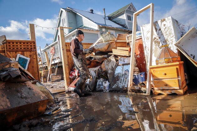 November 20, 2021, Princeton, British Columbia, Canada: Home owner BRIAN QUINN, left, cleans up his home after flooding. Princeton Canada  - ZUMAc35_ 20211120_zaf_c35_054 Copyright: xJeffxMcintoshx