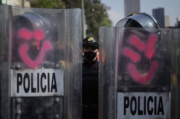 Transgender Community Protest Against Transphobia And Transfemicides MEXICO CITY, MEXICO - NOVEMBER 20, 2021: Line police during a demonstration of transgender members that protest against transphobia and demanded justice for the trans femicides during the commemoration the transgender remembrance day. On November 20, 2021 in Mexico City, Mexico. (Photo by Fernanda Rojas Eyepix Group) Copyright: xFernandaxRojasx EYEPIXGROUP_FR_20112021_19834