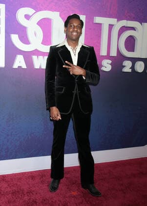 NEW YORK, NY - NOVEMBER 20: Leon Bridges at the 2021 Soul Train Awards at The Apollo Theater in New York City on November 20, 2021. Copyright: xRWx