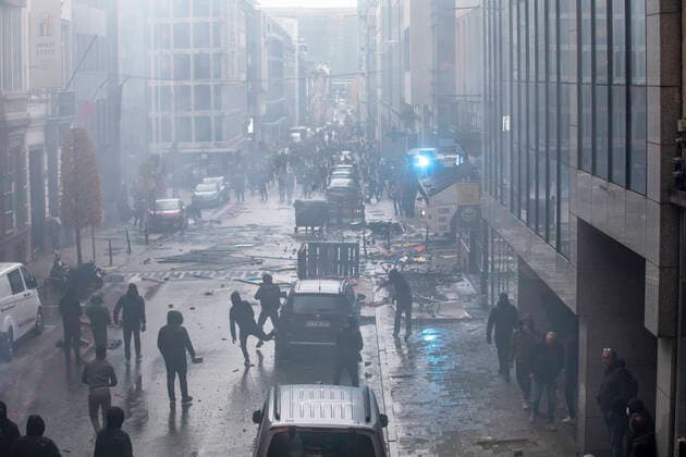 Bilder des Jahres 2021, News 11 November News Themen der Woche KW46 News Bilder des Tages Illustration picture shows debris after clashes between police and protestors at a protest against the health pass (Ensemble pour la Liberte) and other corona measures, in Brussels, Sunday 21 November 2021. Various organizations such as Virus Madness, Hands for Freedom and Vecht Voor Vrijheid are meeting today to dispel the disproportionate fear of the coronavirus, make a wider scientific voice heard and make people feel citizens that together they are strong.  HATIMxKAGHAT 3140940