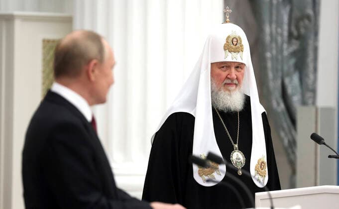 STYLELOCATIONRussian President Vladimir Putin, left, and Orthodox Patriarch Kirill of Moscow and All Russia during a ceremony presenting the order of Andrew the First-Called to Krill at St Catherines Hall of the Kremlin, November 20, 2021 in Moscow, Russia. Moscow Russia - ZUMAp138 20211120_zaa_p138_006 Copyright: xMikhailxMetzel KremlinxPoolx