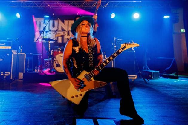 Friedrichskoog, Deutschland 18. November 2021: Thundermother Heat Wave 2021 im Kurhaus Friedrichskoog mit der Vorband der Voice of Germany Teilnehmerin Chiara Lütje, Pay Pandora. Im Bild:Thundermother Sweden Fillippa Nässil, Kurhaus Schleswig Holstein *** Friedrichskoog, Germany 18 November 2021 Thundermother Heat Wave 2021 at Kurhaus Friedrichskoog with opening act Voice of Germany contestant Chiara Lütje, Pay Pandora Pictured Thundermother Sweden Fillippa Nässil, Kurhaus Schleswig Holstein. Copyright: xFotostandx xJacobsx