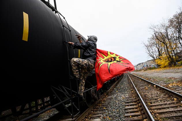 Kanada, Zugblockade zum Schutz der indigenen Gruppe der Wet&700suwet&700en November 21, 2021, Toronto, ON, Canada: Protesters blocked a rail line in support of Wet suwet en land defenders who were arrested by the RCMP on Friday in northern British Columbia, in Toronto, Ont., on Sunday, Nov., 21, 2021. Toronto Canada - ZUMAc35_ 20211121_zaf_c35_074 Copyright: xChristopherxKatsarovx