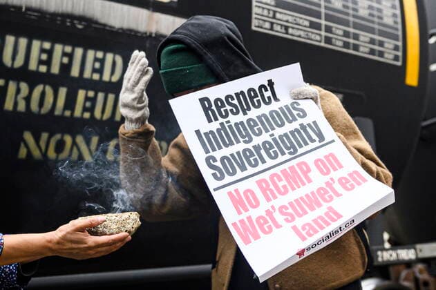 Kanada, Zugblockade zum Schutz der indigenen Gruppe der Wet&700suwet&700en November 21, 2021, Toronto, ON, Canada: Protesters blocked a rail line in support of Wet suwet en land defenders who were arrested by the RCMP on Friday in northern British Columbia, in Toronto, Ont., on Sunday, Nov., 21, 2021. Toronto Canada - ZUMAc35_ 20211121_zaf_c35_076 Copyright: xChristopherxKatsarovx