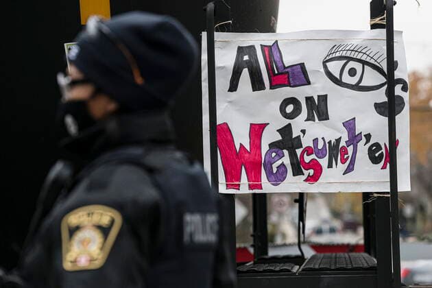 Kanada, Zugblockade zum Schutz der indigenen Gruppe der Wet&700suwet&700en November 21, 2021, Toronto, ON, Canada: Police guard a train after protesters blocked a rail line in support of Wet suwet en land defenders who were arrested by the RCMP on Friday in northern British Columbia, in Toronto, Ont., on Sunday, Nov., 21, 2021. Toronto Canada - ZUMAc35_ 20211121_zaf_c35_077 Copyright: xChristopherxKatsarovx
