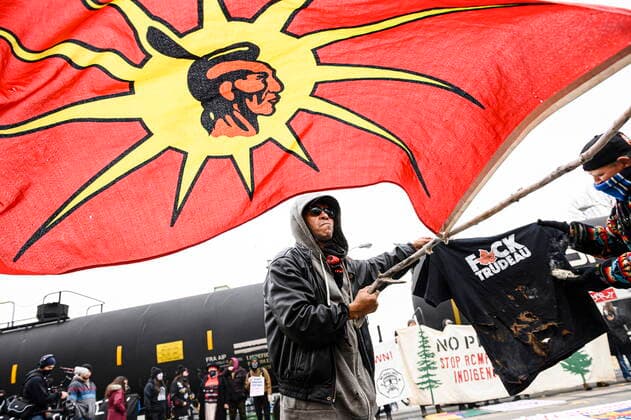 Kanada, Zugblockade zum Schutz der indigenen Gruppe der Wet&700suwet&700en November 21, 2021, Toronto, ON, Canada: Protesters blocked a rail line in support of Wet suwet en land defenders who were arrested by the RCMP on Friday in northern British Columbia, in Toronto, Ont., on Sunday, Nov., 21, 2021. Toronto Canada - ZUMAc35_ 20211121_zaf_c35_075 Copyright: xChristopherxKatsarovx