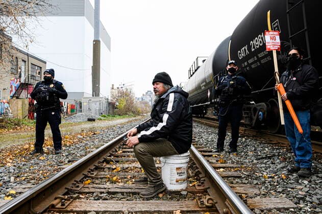 Kanada, Zugblockade zum Schutz der indigenen Gruppe der Wet&700suwet&700en November 21, 2021, Toronto, ON, Canada: Melvin Pine, 58, blocks a rail line in support of Wet suwet en land defenders who were arrested by the RCMP on Friday in northern British Columbia, in Toronto, Ont., on Sunday, Nov., 21, 2021. Toronto Canada - ZUMAc35_ 20211121_zaf_c35_078 Copyright: xChristopherxKatsarovx