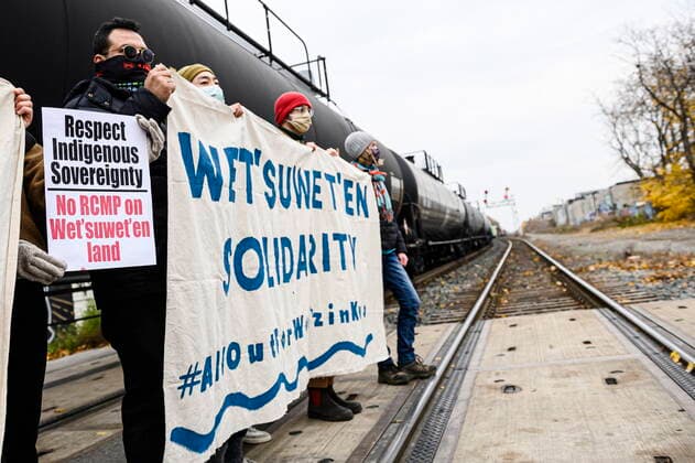 Kanada, Zugblockade zum Schutz der indigenen Gruppe der Wet&700suwet&700en November 21, 2021, Toronto, ON, Canada: Protesters blocked a rail line in support of Wet suwet en land defenders who were arrested by the RCMP on Friday in northern British Columbia, in Toronto, Ont., on Sunday, Nov., 21, 2021. Toronto Canada - ZUMAc35_ 20211121_zaf_c35_081 Copyright: xChristopherxKatsarovx