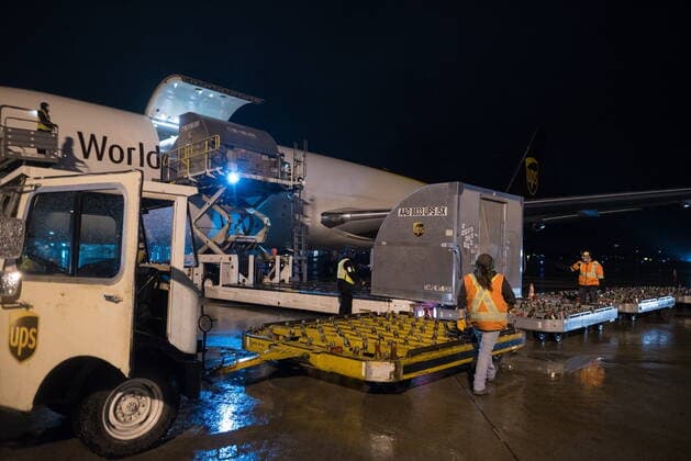 November 21, 2021, Toronto, on, Canada: Airport ground crew offload a plane carrying the first shipment of the Pfizer-BioNTech COVID-19 vaccine, approved for children aged five to 11, in Hamilton, Ont., Sunday, Nov. 21, 2021. Toronto Canada  - ZUMAc35_ 20211121_zaf_c35_195 Copyright: xTijanaxMartinx