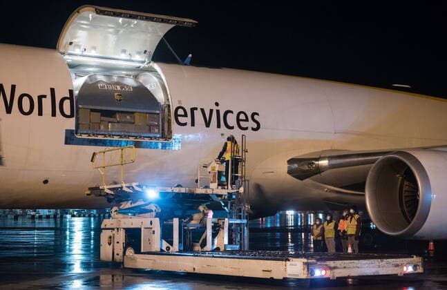 November 21, 2021, Toronto, on, Canada: Airport ground crew offload a plane carrying the first shipment of the Pfizer-BioNTech COVID-19 vaccine, approved for children aged five to 11, in Hamilton, Ont., Sunday, Nov. 21, 2021. Toronto Canada  - ZUMAc35_ 20211121_zaf_c35_198 Copyright: xTijanaxMartinx