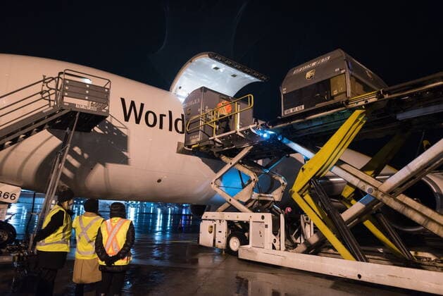 November 21, 2021, Toronto, on, Canada: Airport ground crew offload a plane carrying the first shipment of the Pfizer-BioNTech COVID-19 vaccine, approved for children aged five to 11, in Hamilton, Ont., Sunday, Nov. 21, 2021. Toronto Canada  - ZUMAc35_ 20211121_zaf_c35_208 Copyright: xTijanaxMartinx