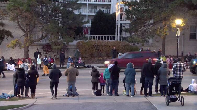Bilder des Jahres 2021, News 11 November News Themen der Woche KW46 News Bilder des Tages November 21, 2021, Waukesha, Wisconsin, USA: In an image captured from a video posted by the City of Waukesha on Facebook, a red SUV speeds through the Waukesha Christmas parade. In a video online, the car is seen plowing into a marching band, leaving injured people in its wake. Waukesha police chief Dan Thompson said 11 adults and 12 children were taken to hospital. Waukesha USA - ZUMAm67_ 20211121_zaf_m67_014 Copyright: xCityxOfxWaukeshax