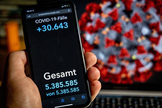 Coronavirus in Germany Covid 19 Dashboard of the Robert Koch Institute 22 11 2021 Robert Koch Institute 7 days Incidence 386.5 7 days Number of cases 321 424 COVID 19 Cases 5 385 585 Addition of 30 643 compared to previous day COVID 19 Deaths 99 124 Addition of 62 compared to previous day