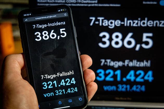 Coronavirus in Germany Covid 19 Dashboard of the Robert Koch Institute 22 11 2021 Robert Koch Institute 7 days Incidence 386.5 7 days Number of cases 321 424 COVID 19 Cases 5 385 585 Addition of 30 643 compared to previous day COVID 19 Deaths 99 124 Addition of 62 compared to previous day
