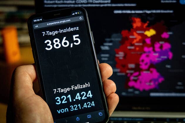 Coronavirus in Germany Covid 19 Dashboard of the Robert Koch Institute 22 11 2021 Robert Koch Institute 7 days Incidence 386.5 7 days Number of cases 321 424 COVID 19 Cases 5 385 585 Addition of 30 643 compared to previous day COVID 19 Deaths 99 124 Addition of 62 compared to previous day