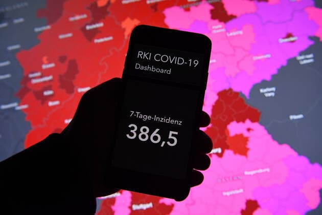 Coronavirus in Germany Covid 19 Dashboard of the Robert Koch Institute 22 11 2021, Robert Koch Institute 7 days Incidence 386.5 7 days Number of cases 321 424 COVID 19 Cases 5 385 585 Addition of 30 643 compared to previous day COVID 19 Deaths 99 124 Addition of 62 compared to previous day xHDx