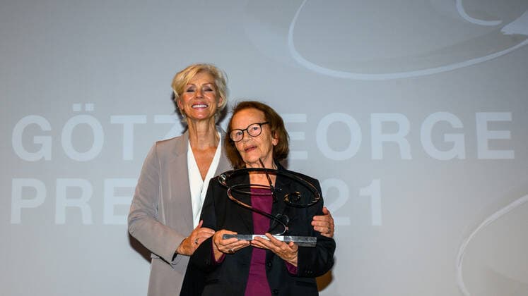 Berlin GER, Berlin, 21 11 21, Goetz George Prize 4 Red Carpet v l Marika George, Gudrun Ritter Preistraegerin 2021 stolz und geruehert, Goetz George Prize 4 Red Carpet, Kaiserin Friedrich Haus, 21 11 21, Copyright: xUwexKoch Eibner-Pressefotox EP_UKH