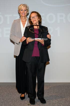 Berlin GER, Berlin, 21 11 21, Goetz George Prize 4 Red Carpet v l Marika George, Gudrun Ritter Preistraegerin 2021 stolz und geruehert, Goetz George Prize 4 Red Carpet, Kaiserin Friedrich Haus, 21 11 21, Copyright: xUwexKoch Eibner-Pressefotox EP_UKH