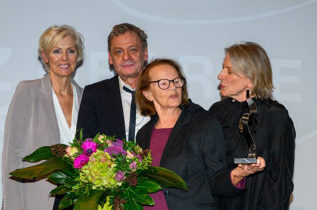 Berlin GER, Berlin, 21 11 21, Goetz George Prize 4 Red Carpet v l Marika George, Gudrun Ritter Preistraegerin 2021 stolz und geruehert, Goetz George Prize 4 Red Carpet, Kaiserin Friedrich Haus, 21 11 21, Copyright: xUwexKoch Eibner-Pressefotox EP_UKH