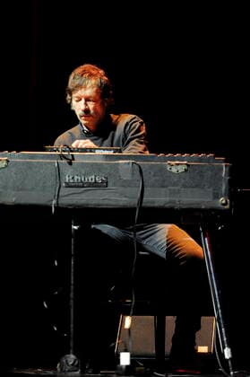 Der deutsche Jazz-Pianist Roberto di Gioia am Fender Rhodes 2021 im Grillo-Theater Essen.. The German jazz pianist Roberto di Gioia on a Fender Rhodes at the Grillo-Theater Essen, 2021. Essen NRW DEU;DE;GERMANY;DEUTSCHLAND;ALLEMAGNE