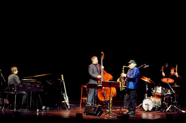 Der deutsche Jazz-Band Web Web mit Roberto di Gioia (p., rhodes), Christian von Kaphengst (b.), Tony Lakatos (sax.) und Peter Gall (dr.) 2021 im Grillo-Theater Essen.. The German jazz band Web Web with Roberto di Gioia (p., rhodes), Christian von Kaphengst (b.), Tony Lakatos (sax.) and Peter Gall (dr.) at the Grillo-Theater Essen, 2021. Essen NRW DEU;DE;GERMANY;DEUTSCHLAND;ALLEMAGNE
