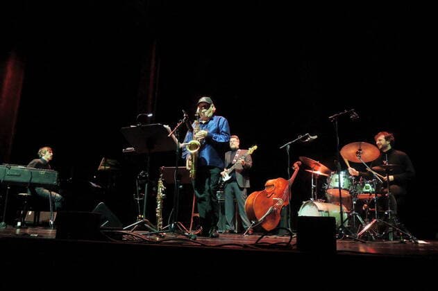Der deutsche Jazz-Band Web Web mit Roberto di Gioia (p., rhodes), Christian von Kaphengst (b.), Tony Lakatos (sax.) und Peter Gall (dr.) 2021 im Grillo-Theater Essen.. The German jazz band Web Web with Roberto di Gioia (p., rhodes), Christian von Kaphengst (b.), Tony Lakatos (sax.) and Peter Gall (dr.) at the Grillo-Theater Essen, 2021. Essen NRW DEU;DE;GERMANY;DEUTSCHLAND;ALLEMAGNE