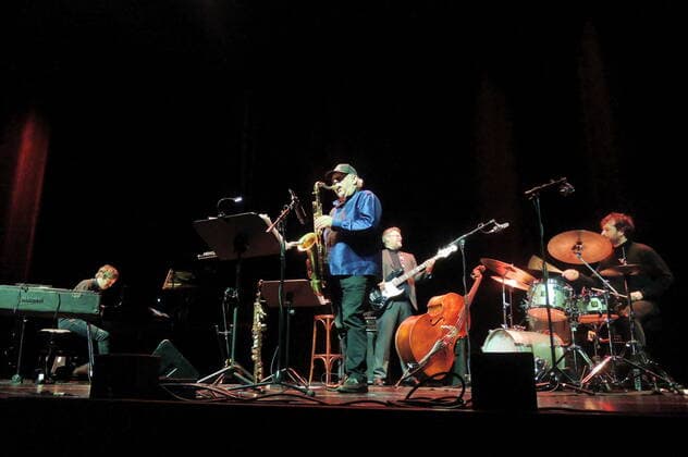 Der deutsche Jazz-Band Web Web mit Roberto di Gioia (p., rhodes), Christian von Kaphengst (b.), Tony Lakatos (sax.) und Peter Gall (dr.) 2021 im Grillo-Theater Essen.. The German jazz band Web Web with Roberto di Gioia (p., rhodes), Christian von Kaphengst (b.), Tony Lakatos (sax.) and Peter Gall (dr.) at the Grillo-Theater Essen, 2021. Essen NRW DEU;DE;GERMANY;DEUTSCHLAND;ALLEMAGNE