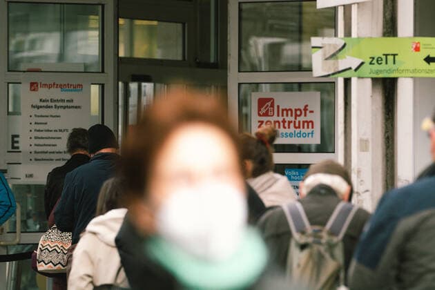 Opening New Vaccination Center In Dusseldorf people wait in line for vaccination outside of the second vaccination center in Duesseldorf, Germany on Nov 22, 2021 as Coronavirus infections cases are at its high peak in Germany Düsseldorf Germany  Copyright: xYingxTangx tang-notitle211122_npeiu
