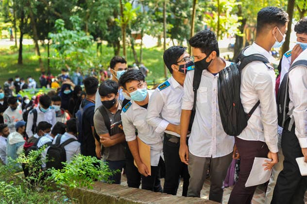 Higher Secondary Students Receive Covid-19 Vaccine 2SYLHET, BANGLADESH - NOVEMBER 21: Students of Higher Secondary Certificate (HSC) Candidates are awaiting to get Pfizer Covid-19 Vaccine at Murari Chand (MC) College vaccine center during the mass vaccination health campaign. On November 21, 2021 in Sylhet, Bangladesh. (Photo by Md Rafayat Haque Khan Eyepix Group) Copyright: xMdxRafayatxHaquexKhanx EYEPIXGROUP_MRHK_21112021_19930