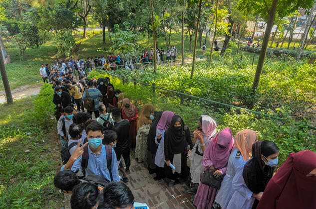 Higher Secondary Students Receive Covid-19 Vaccine 2SYLHET, BANGLADESH - NOVEMBER 21: Students of Higher Secondary Certificate (HSC) Candidates are awaiting to get Pfizer Covid-19 Vaccine at Murari Chand (MC) College vaccine center during the mass vaccination health campaign. On November 21, 2021 in Sylhet, Bangladesh. (Photo by Md Rafayat Haque Khan Eyepix Group) Copyright: xMdxRafayatxHaquexKhanx EYEPIXGROUP_MRHK_21112021_19932