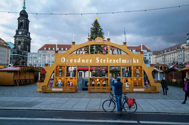 Dismantling Dresden Striezelmarkt The Christmas markets in Dresden were scheduled to open on 22 11 21, but with the new Corona Protection Ordinance, these events have been banned in Saxony Dresden, 22 11 2021 Foto:xM.xPatzigx xFuturexImage